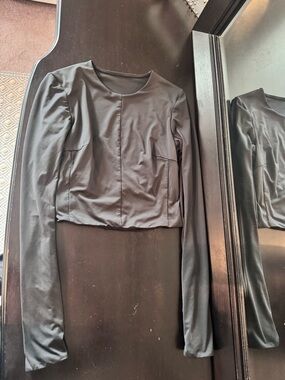 lululemon athletica Black Long-Sleeve Crop Top